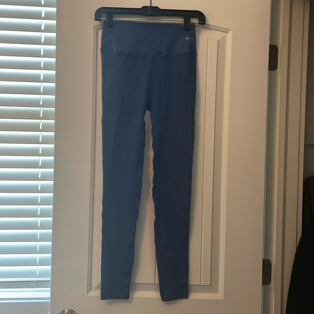 Nux size M blue yoga leggings pants ribbed waist blue raised circle pattern
